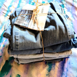 Gespendete Jeans für die Kunstinstallation