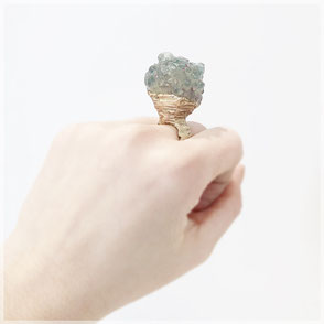 "Mush Ice In Cone” ring von Dora Des, bronze, fluorite, cubic zirconia, resin