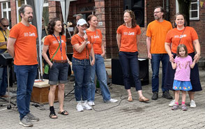 Mitglieder des Fördervereins mit orangenen Fördervereins-T-Shirts