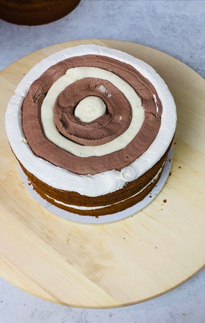Die Lücken mit Schoko - Sahnefüllung auffüllen