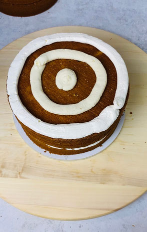 1. Ring: Buttercreme ( Rettungsring). 2. und 3. Ring: Vanille - Sahnefüllung