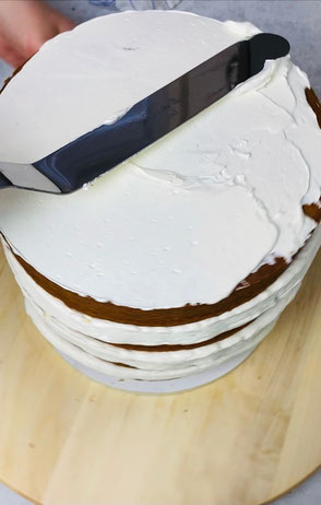 Die Torte außen mit Buttercreme einstreichen
