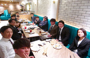 新年会画像。店長も店舗社員も全員参加。