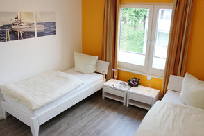 Schlafzimmer mit zwei getrennten Betten / Kinderzimmer der Ferienwohnung Penthouse Grömitz