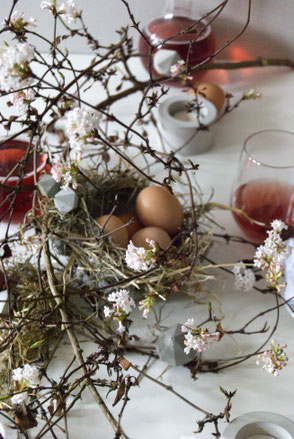 Easter Table Decor Inspiration With PASiNGA Concrete Accents And Pastel Blossoms