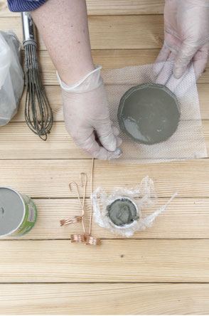 Filling the mould with concrete for the PASiNGA Air Plant holder diy.