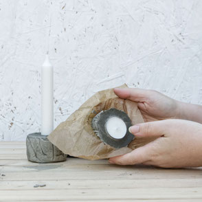 Unwrapping of the DIY Concrete Candle Holder Tutorial, a wonderfully easy concrete diy with recycled moulds and baking paper to create a tree bark texture! #diy #concrete #doityourself #tutorial #pasinga #blogging