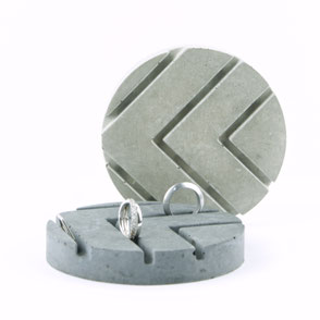Concrete ring organiser arrow tray by PASiNGA