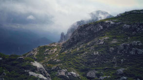 Foto delle montagne con nuvole grigie