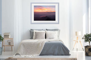 Foto di una camera da letto con una stampa fine art Delphicaphoto alla parete