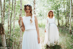 Hippie Brautkleider im Boho Stil, Boho-inspiriertes Brautkleid mit zarter Spitze, lockerem Schnitt und recyceltem Tüll – gefertigt im nachhaltigen Stil von Elementar Brautmode für natürliche Hochzeiten im Freien.