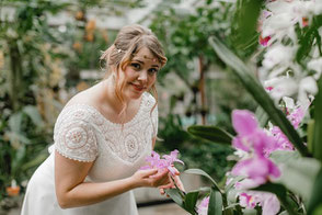Hochzeitskleider für große Größen, Nachhaltiges Brautkleid für Curvy Bräute – figurumspielender Schnitt mit weichem Bio-Baumwoll-Satin, gefertigt im Elementar Atelier in Hannover. Für Bräute, die Komfort, Selbstbewusstsein und Stil vereinen möchten.   