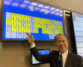 議会棟ロビー新しくなった議員登退庁表示板前にて