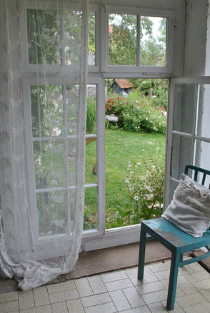 Märchenhaft romantisch Blick in den Garten