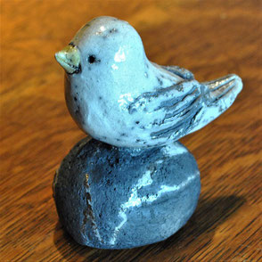Raku-Kunst Vögelchen auf Stein