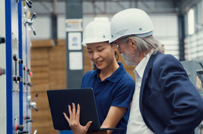 Zwei Hausmeister führen Wartungs-und Instandhaltungsarbeiten an einem Gebäude durch