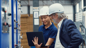Zwei Hausmeister führen Wartungs-und Instandhaltungsarbeiten an einem Gebäude durch