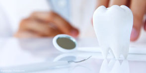 Besonders wichtig bei Zahnersatz, Implantaten und während einer kiefereorthopädischen Behandlung: Professionelle Zahnreinigung!
