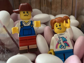 Traurige Lego-Kinder in Süßigkeiten