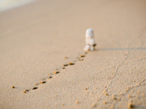 Legomännchen läuft weg und hinterlässt Spuren im Sand