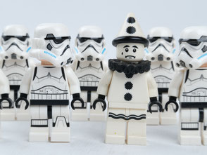 Trauriger Lego-Bajazzo zwischen Star Wars-Figuren