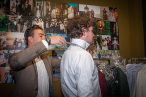 Photographe de mariage à Nantes, essayage des costumes à l'atelier 5.