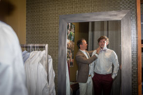 Photographe de mariage à Beaupréau, essayage des costumes à Nantes.