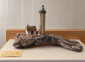 Christine Grandt-Treibholzkunst, maritime Skulptur aus Treibholz, Häuschen und Leuchtturm, eine besondere Geschenkidee