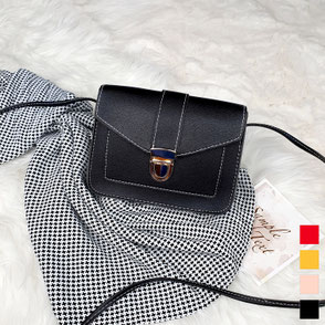 WATCHBAG: Umhängetasche Klara in schwarz. Mit dünnen Trageriemen, schließt mit Schnalle. Die Tasche hat weißte, abgesetzte Nähte. Aus PU-Leder, innen ein Fach mit seitlichen Einsteckfach außen. Retrobag, Vintagelook.