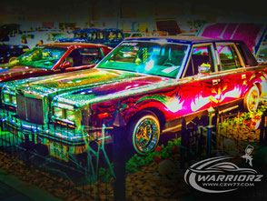 カスタムペイント車、シルバーフレークベースでマルチカラーでキャンディーフレーク塗装を使ってソウルペイントでキメた1988年式リンカーンタウンカー