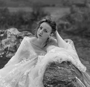 Schwarz weiß Portrait einer jungen Frau in Brautkleid in der Natur