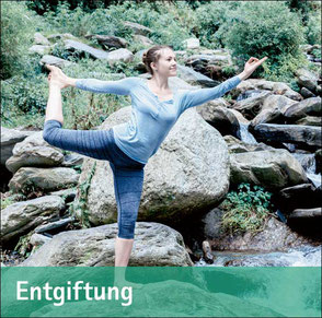 Junge Frau macht Yoga auf Felsen am Fluss - Entgiften und Detoxen