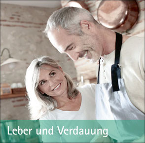 Ehepaar beim Kochen in der Küche - Zum Thema Leber und Verdauung