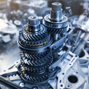 unterschiedliche Zahnräder auf zwei Zylindern aufgereiht.