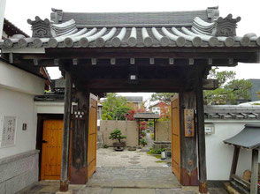 薬薗寺の門、左側に「写経会」の案内が出ている