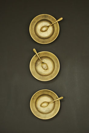 re piatti con cucchiaini dorati - Foto di Francesca d'Amico