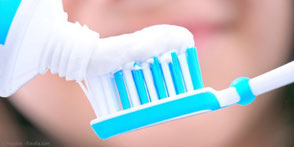 Worauf sollten Sie bei der Auswahl Ihrer Zahnpasta achten? Das erfahren Sie bei uns in der Praxis! 