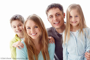 Junge Familie mit zwei Kindern