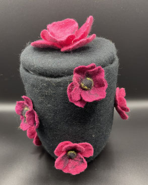 Handgefilzte Urne schwarz mit Anemonen in pink