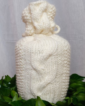 Gestrickte Urne mit Zopfmuster in Weiß