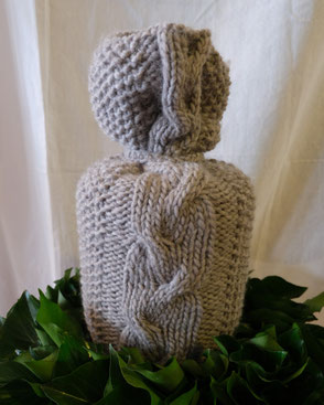 Gestrickte Urne mit Zopfmuster in Grau