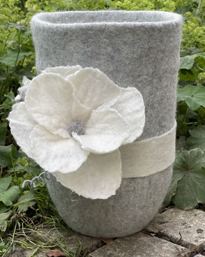 Handgefilzte Urne hellgrau mit weißer Mohnblüte