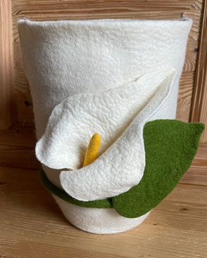 Handgefilzte Urne weiß mit Calla