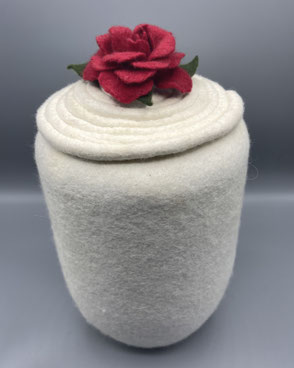 Handgefilzte Urne in weiß mit roter Rose