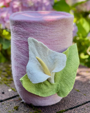 Handgefilzte Urne rosa mit Calla