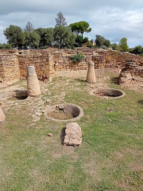 Silos, Säulen für Überdachung und Vorratsräume