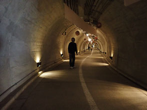 滝に向かうトンネル