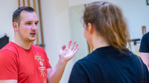 Trainer erklärt Selbstverteidigungstechnik Schritt für Schritt im Miko Trainingsstudio St. Pölten