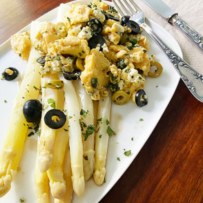 Kerstins Keto, Spargel mit Kräuterrührei, Feta und Oliven