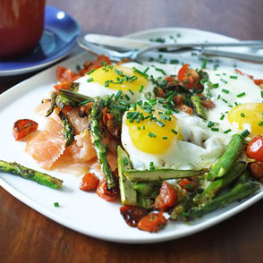 Kerstins Keto, Lachsfrühstück, Lachs mit grünem Spargel und Spiegelei